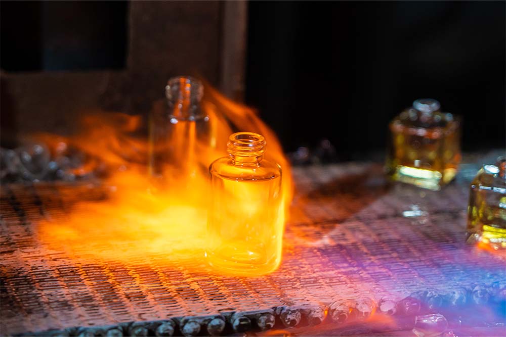 glass bottle making during Daxin production process 01