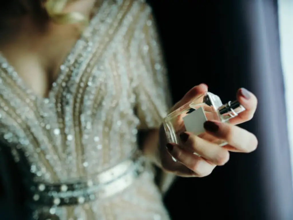 how to fix a perfume bottle that wont spray