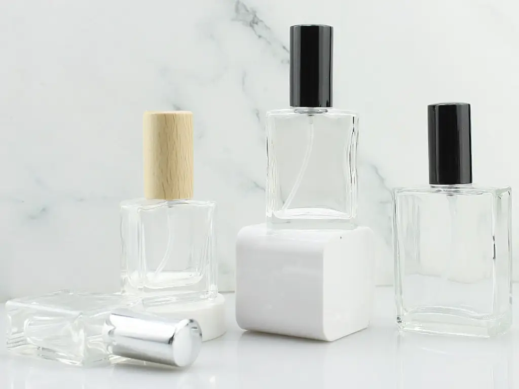 cómo sacar el perfume del frasco