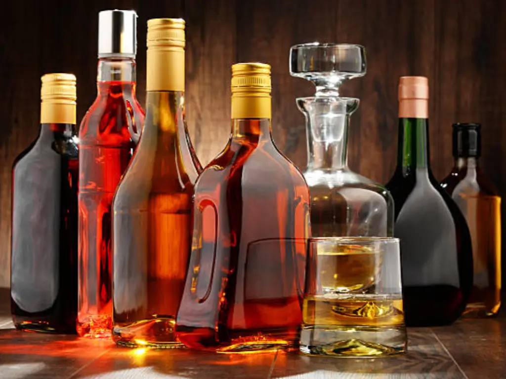 diferentes tamaños de botellas de licor